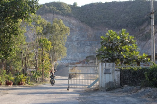 Người dân chặn đường ngăn xe ben vào mỏ đá Hòn Thị, Nha Trang