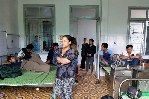Quảng Nam: Hàng chục người vào viện kiểm tra sức khỏe do nghi ngộ độc rượu
