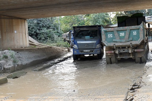 Đà Nẵng: Xe tải qua lại liên tục khiến tuyến đường thôn xuống cấp trầm trọng