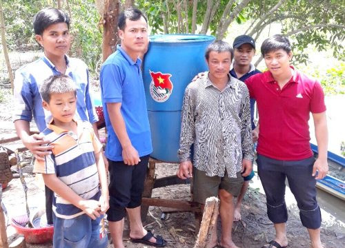 Lắp đặt hệ thống bồn lọc nước nhiễm phèn tặng người nghèo