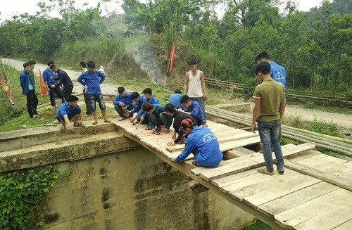 Nghệ An: Thanh niên vùng cao làm cầu gỗ giúp dân bản