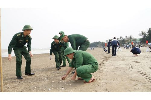 Hải Phòng: Hơn 100 đoàn viên tham gia làm sạch bãi biển Đồ Sơn