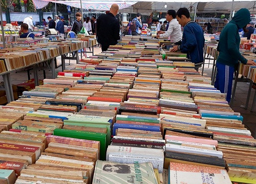 Hàng nghìn đầu sách được bán tại Hội sách cũ