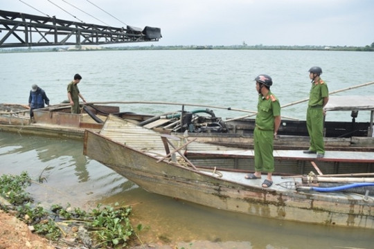 Bắt quả tang 2 thuyền khai thác cát sỏi trái phép trên sông Hương