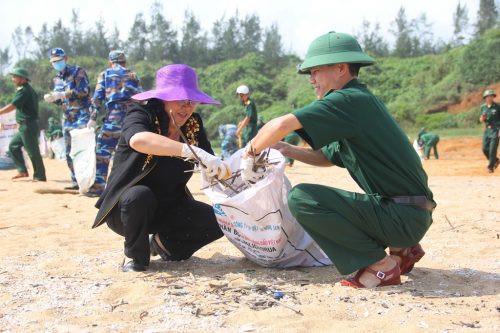 Quảng Nam: Bộ đội biên phòng ra quân phát động chiến dịch “Hãy làm sạch biển”