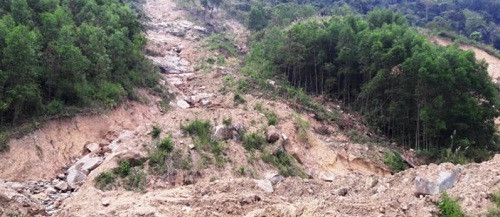 Tình trạng sạt lở núi ở Quảng Ngãi ngày càng lan rộng