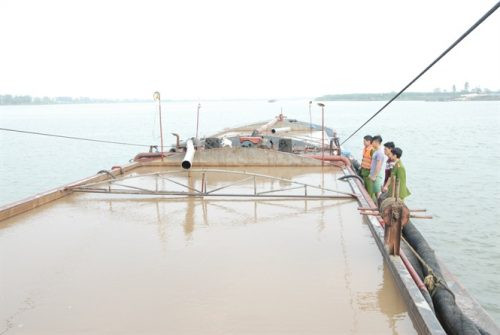 Hà Nam: Bắt giữ tàu hút cát trái phép trên sông Hồng