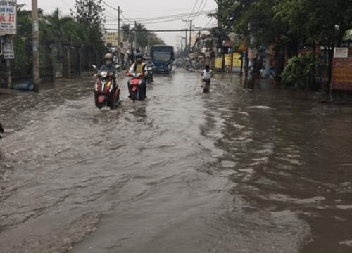 Sau cơn mưa “vàng”, đường phố Tp. Hồ Chí Minh mênh mông nước