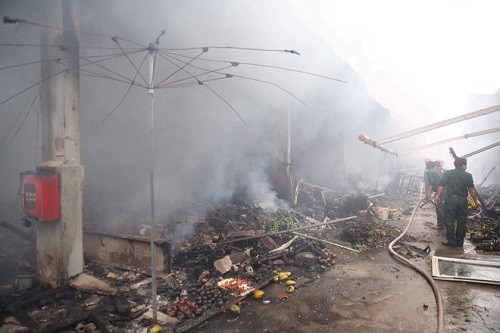 “Bà hỏa” ghé thăm chợ Quang, nhiều gian hàng bị thiêu rụi