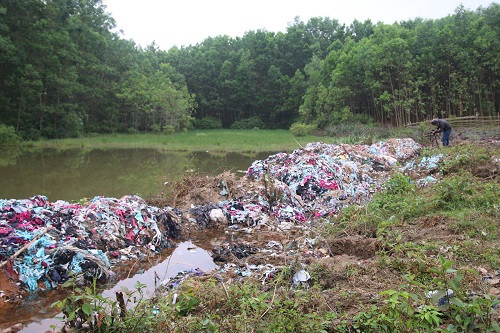 Rừng keo ngập tràn rác thải, chính quyền không hề hay biết