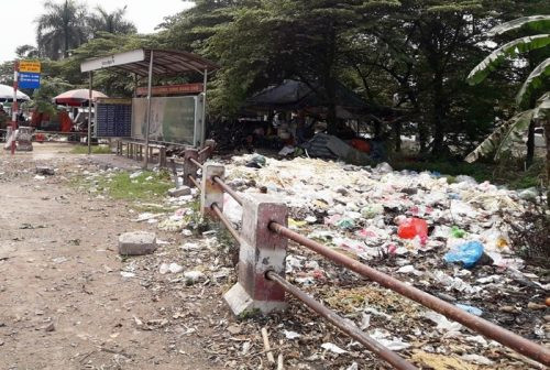 Hải Dương: Xuất hiện bãi rác tự phát gần nhà chờ xe buýt