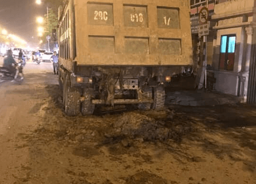 Hà Nội: Bắt quả tang xe tải làm rơi vãi phế thải trên đường Nguyễn Văn Cừ