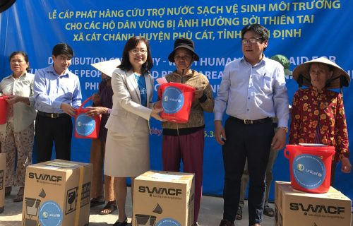 Unicef cấp phát bình lọc nước sạch cho người dân vũng lũ tỉnh Bình Định