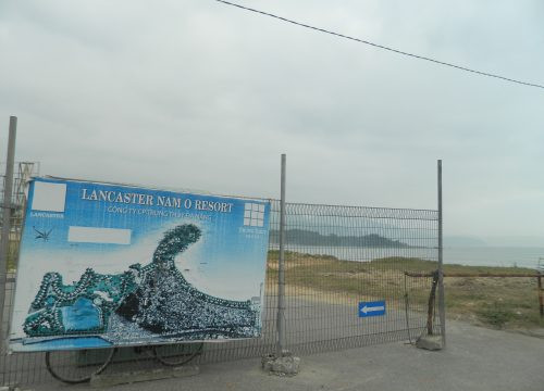 Người dân bức xúc phản đối dự án Lancaster Nam Ô resort dựng rào chắn đường xuống biển