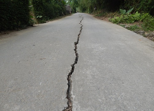 Huế: Vết nứt giữa đường dài hơn 200 mét, dân lo sông “nuốt” đường