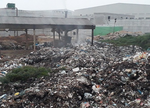 Phú Thọ: “Lô cốt rác thải” án ngữ sát đường quốc lộ và cạnh khu dân cư