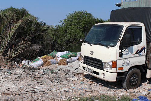 Nóng: Bắt quả tang xe tải đổ trộm hàng tấn rác thải công nghiệp xuống sông