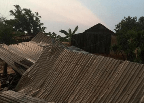 Lốc xoáy “càn quét” cuốn bay hàng trăm nóc nhà dân tại Đắk Lắk