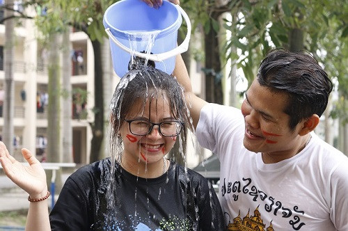 Sinh viên Lào đón Tết Bun Pi May giữa lòng Hà Nội