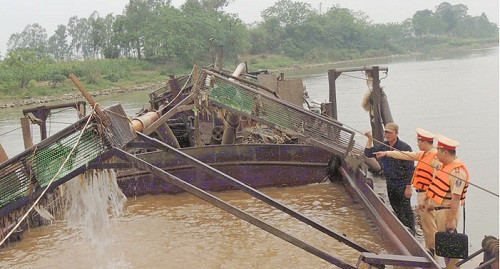 Hà Nam bắt giữ tàu hút cát trái phép trên sông Hồng
