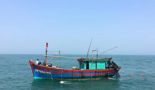 Xử phạt tàu giã cào dùng xung điện để đánh cá trên biển Quảng Trị