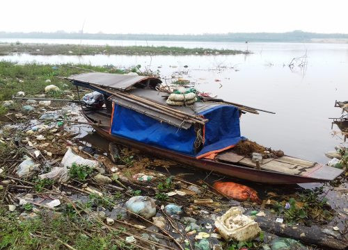 Phú Thọ: Người dân tùy tiện đổ rác ra sông gây ô nhiễm môi trường
