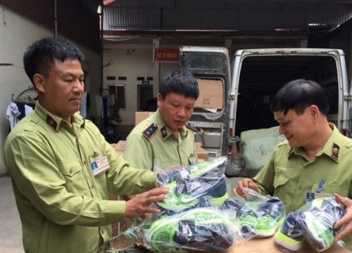 Lạng Sơn: Gần 400 đôi giày thể thao giả mạo nhãn hiệu ADIDAS và NIKE bị thu giữ
