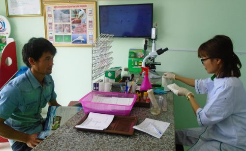 Trung tâm xét nghiệm miễn phí bệnh tôm đầu tiên tại Quảng Bình