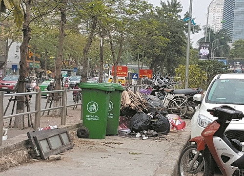 Tuyến đường Thái Hà (Hà Nội) trở thành “điểm đen” rác thải