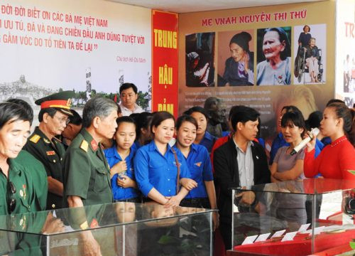 Triển lãm tư liệu về các mẹ Việt Nam anh hùng
