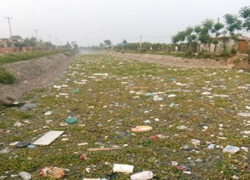 Xót thương con sông nhiều năm “oằn mình” chứa hàng trăm thứ rác thải nguy hại