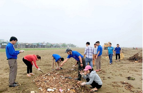 400 đoàn viên đến từ 20 xã tham gia dọn rác bãi biển Diễn Thành