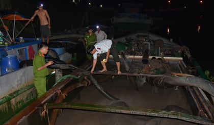 “Tuýt còi” 3 phương tiện khai thác cát trái phép trên sông Tiền