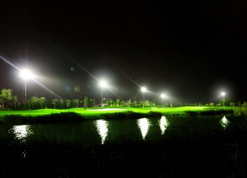 Trải nghiệm golf đêm hấp dẫn tại sân golf trên đảo lớn nhất Miền Bắc