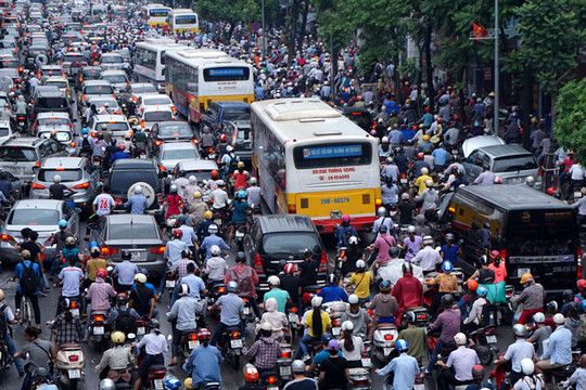 Người dân ùn ùn trở lại thành phố Hà Nội sau kỳ nghỉ lễ