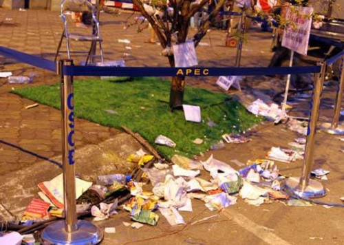 Đường phố Đà Nẵng “nhếch nhác”, ngập tràn rác thải sau Lễ hội pháo hoa