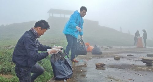 Nhóm bạn trẻ dọn rác làm sạch khu du lịch Mẫu Sơn
