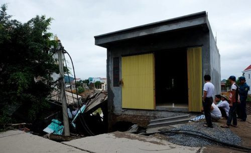 Hà Nội: Đê sụt lún, khẩn cấp di dời 9 hộ dân ra khỏi vùng nguy hiểm