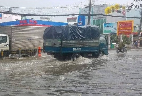 Cơn mưa lớn giữa trưa khiến Tp. Hồ Chí Minh ngập nặng