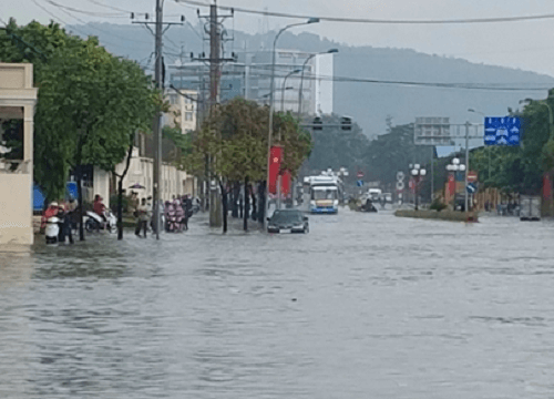 Mưa như trút nước, đường phố ở Vũng Tàu biến thành sông