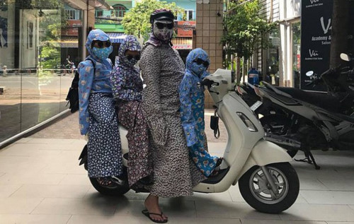 Bức ảnh “Ninja mẹ chở 3 ninja con” ở Sài Gòn gây sốt mạng xã hội