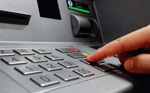 Các ngân hàng trong nước đồng loạt tăng phí rút tiền tại cây ATM