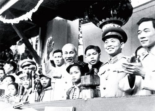 Nhiều tài liệu quý được trưng bày tại Triển lãm sách, báo “Hồ Chí Minh – Chân dung một con người”