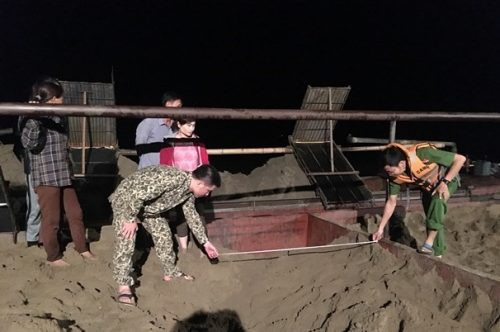 Liên tiếp bắt quả tang 6 thuyền hút cát trái phép trên sông Lam
