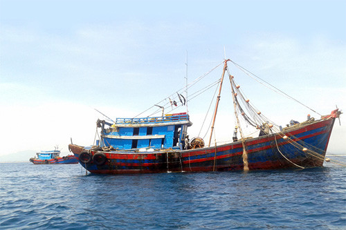 Hà Tĩnh: Liên tiếp bắt giữ tàu khai thác tận diệt thủy sản trên biển