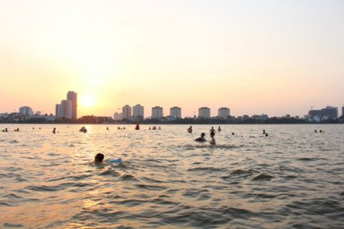 Trời nóng, dân Hà Nội đổ xô đến hồ Tây tránh nóng