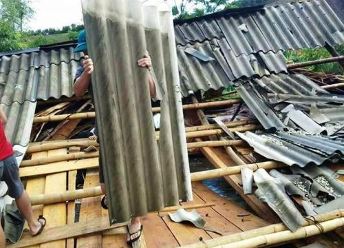 Nghệ An: Lốc xoáy khiến 2 ngôi nhà đổ sập và gần 60 nhà khác bị tốc mái