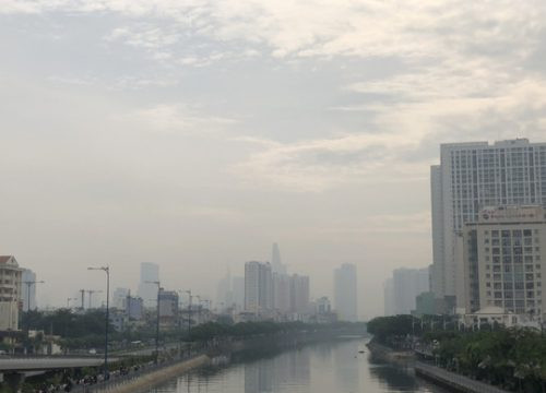 Giữa trưa, Sài Gòn vẫn âm u vì sương mù