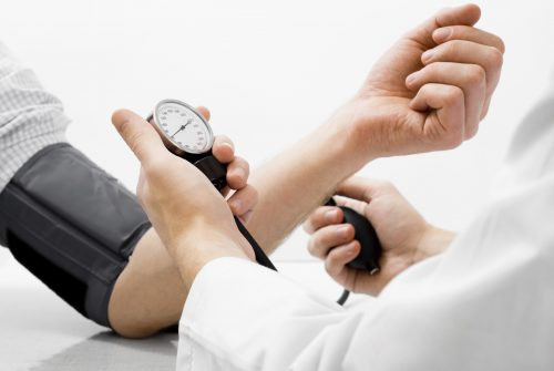 Bệnh tăng huyết áp phải điều trị lâu dài, không được thấy huyết áp giảm mà tự ý ngưng dùng thuốc