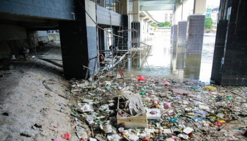 Bãi rác thải bốc mùi hôi thối tại công trường xây dựng nhà ga Cát Linh